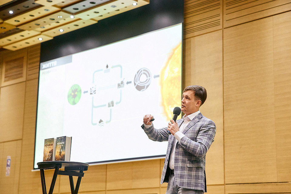 Max Kidruk Presented His Novel Collapse at Parkovy